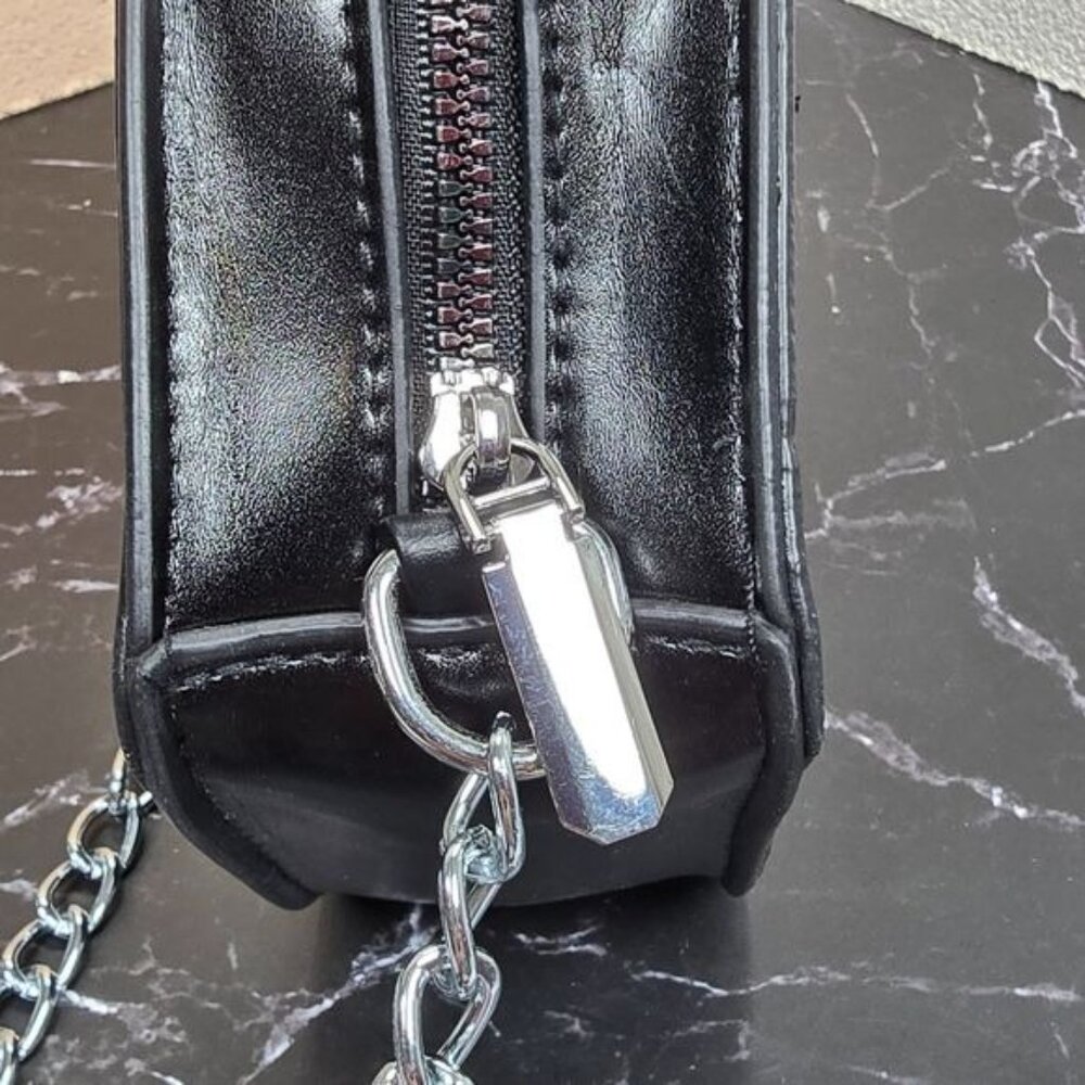 🎃 Glamorous Glitter Vampire Lips Crossbody Bag‎ (NWOT) - Picture 8 of 11
